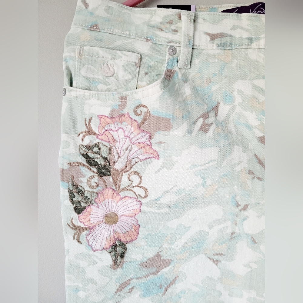 Gloria Vanderbilt Amanda Cotton Camo/Floral Pebblestone Embroidered Jeans 10/Med - Picture 3 of 13